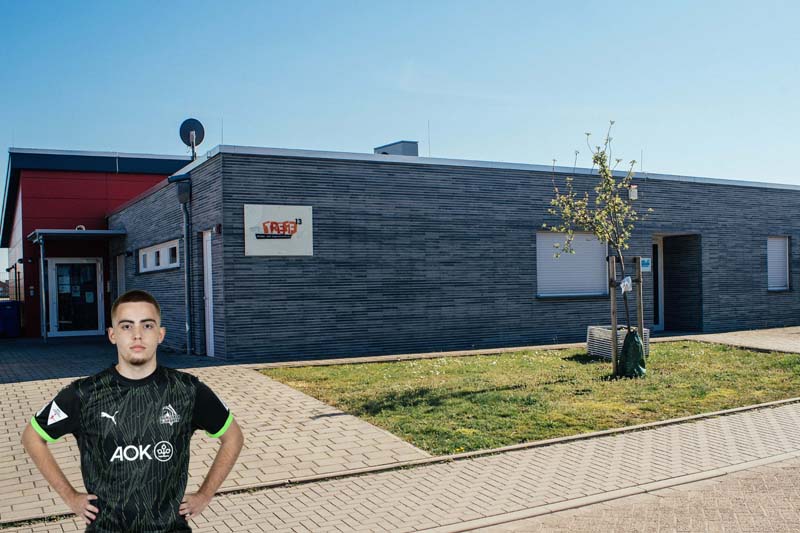 Der Kinder- und Jugendtreff "Treff13" in Elmpt. Im Vordergrund der eSports-Spieler Simao Do Vale Aguiar von Borussia Mönchengladbach