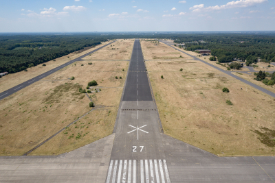 Landebahn Flughafen Elmpt Landebahn des Elmpter Flughafens mit angrenzenden Wiesen