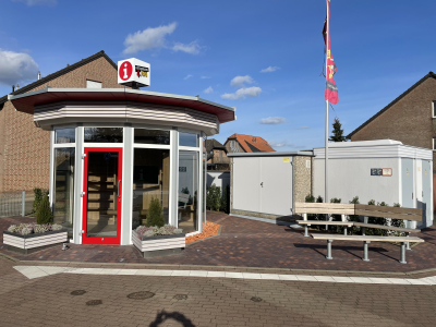 Pavillon mit Vorplatz und Fahne in Gützenrath