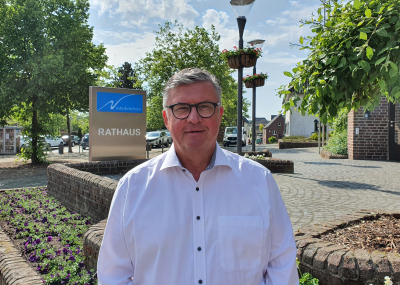 Der Bürgermeister Karl-Heinz Wassong vor dem Rathaus der Gemeinde Niederkrüchten