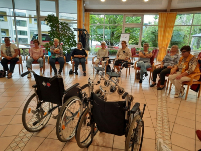 Kursteilnehmer beim Kurs für pflegende Angehörige mit Rollstühlen und Rollatoren