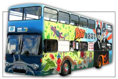Doppeldeckerbus mit Graffiti
