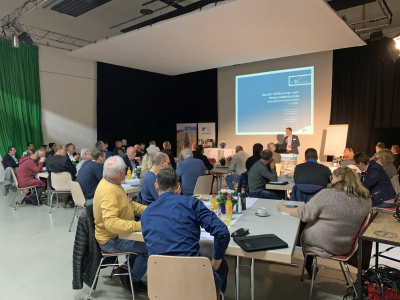 Personen beim Wirtschaftsfrühstück Personen beim Wirtschaftsfrühstück