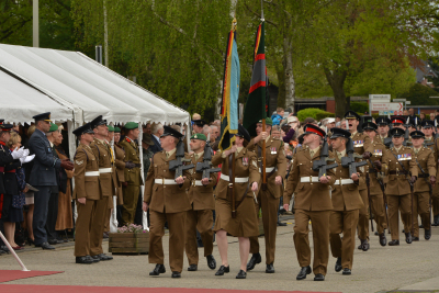 Abschiedsfeier der britischen Streitkräfte in Elmpt. Soldaten mit Fahnen bei der Abschiedsparade. (Bild: Bernd Nienhaus)