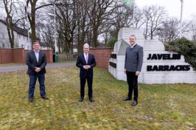 Bürgermeister Karl-Heinz Wassong, André Banschus (Executive Director Verdion) und Landrat Dr. Andreas Coenen stehen vor dem Eingangsbereich zum ehemaligen britischen Militärflughafen in Elmpt