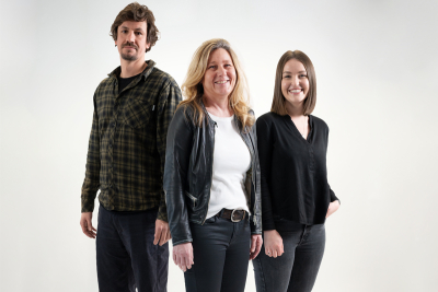 Gruppenfoto der Mitarbeiter aus dem Bereich Personalangelegenheiten; von rechts nach links: Robert Christ, Silvia Coenen und Verena Lohr