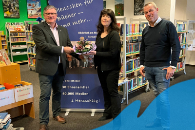 Bürgermeister Wassong übergibt Blumenstrauß an Frau Otten - neue Leiterin der Bibliotheken Niederkrüchten und Schwalmtal