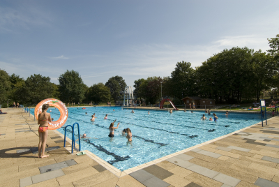 Schwimmbecken im Freibad Niederkrüchten mit schwimmenden Menschen