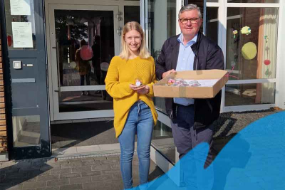 Bürgermeister Karl-Heinz Wassong verteilt Geschenke an Erzieherinnen der Niederkrüchtener Kindertagesstätten