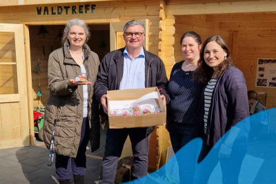 Bürgermeister Karl-Heinz Wassong verteilt Geschenke an Erzieherinnen der Niederkrüchtener Kindertagesstätten