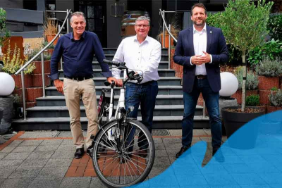 Die Bürgermeister Frank Gellen (Brüggen), Karl-Heinz Wassong (Niederkrüchten) und Andreas Gisbertz (Schwalmtal) mit einem Fahrrad