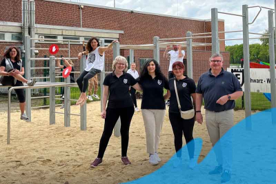 Dagmar Liebig, Kiki Schneider, Petra Mölder, Elham Takmili, Jenny Rudatus und Bürgermeister Karl-Heinz Wassong vor der neuen Calisthenics-Anlage