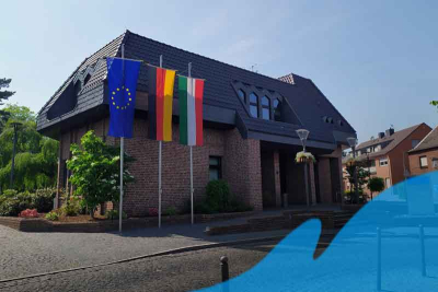 Vor dem Rathaus der Gemeinde Niederkrüchten in Elmpt weht die Flagge der Europäischen Union