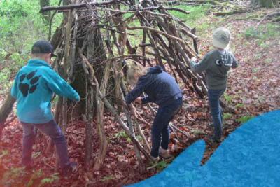 Kinder der Kindertagesstätte Sausewind aus Brempt bauen mit Ästen im Wald