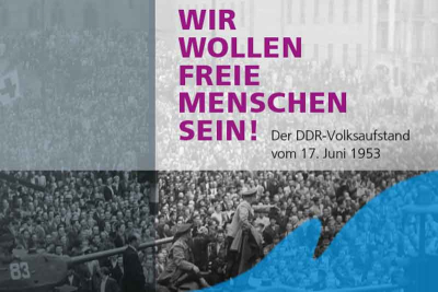 Ankündigungsplakat der Ausstellung zum Volksaufstand 1953 in der DDR. Schwarz Weiß Aufnahme von einer Menschenmenge, im Vordergrund ein Panzer.