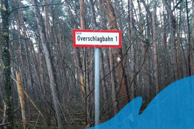 Hinweisschild zu Wasserübergabe und -entnahmepunkten im Wald mit der Aufschrift "Overschlagbahn 1"
