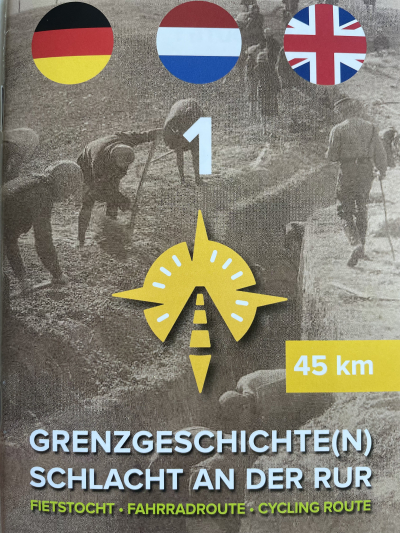 Titelbild der Radroute Grenzgeschichte(n). Es wird eine eins mit den Flaggen für deutsch, niederländisch und englisch, sowie Kilometeranzahl (45 km).
