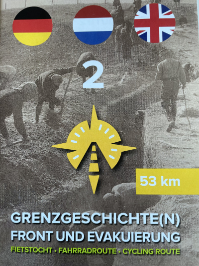 Titelbild der Radroute Grenzgeschichte(n). Es wird eine zwei mit den Flaggen für deutsch, niederländisch und englisch, sowie Kilometeranzahl (53 km).