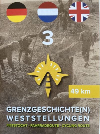 Titelbild der Radroute Grenzgeschichte(n). Es wird eine drei mit den Flaggen für deutsch, niederländisch und englisch, sowie Kilometeranzahl (49 km).