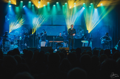 Band auf Bühne mit Sänger im Vordergrund