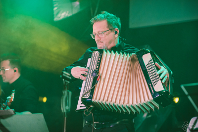 Musiker mit Akkordeon auf einer Bühne