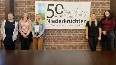 Vanessa Rötten, Sydney Naus, Aleksandra Pardela, Vanessa Bensch und Noa Mertins-Timmermanns vor einem Bild anlässlich des Jubiläums der Gemeinde Niederkrüchten.