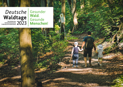 Hinweis auf die Deutschen Waldtage in Niederkrüchten. Ein Mann mit zwei Kindern an der Hand wandert durch den Wald.