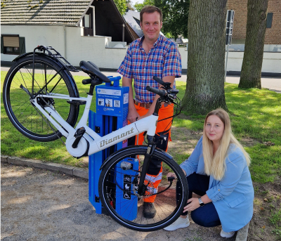 Mike Langenbahn und Elisabeth Mevissen mit einem Fahrrad an der Radservicestation in Overhetfeld