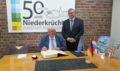 Karl-Josef Laumann, Minister für Arbeit, Gesundheit und Soziales des Landes Nordrhein-Westfalen, trägt sich ins Goldene Buch der Gemeinde Niederkrüchten ein. Neben ihm Bürgermeister Karl-Heinz Wassong.