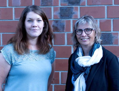 Portraitfoto von Anna Lena Elß und Karen Lucius von der Wohnberatungsagentur vor einer geklinkerten Wand