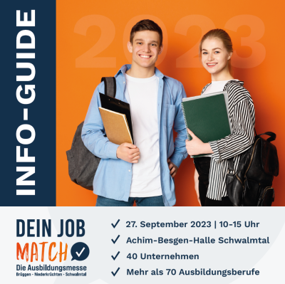 Zwei Junge Leute mit Rücksack und Mappen schauen lächelnd in die Kamera. Titelseite der Broschüre zur Ausbildungsmesse "Dein Job Match"