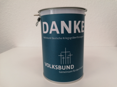 Aufruf VDK Eine blaue Spendendose auf weißem Hintergrund. Auf der Dose steht Danke.