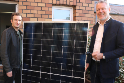 Landrat Dr. Andreas Coenen (rechts) und Klimaschutzmanager Felix Schütte (links) nehmen ein Balkonkraftwerk in Augenschein.