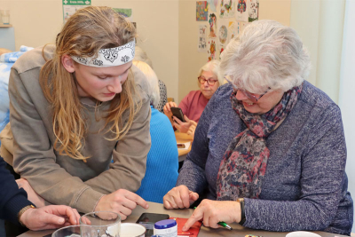 Symbolbild für den "Handytreff" in Niederkrüchten. Ein junger Mann erklärt einer Dame den Umgang mit ihrem Smartphone.