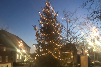 Mit Lichterketten geschmückter Weihnachtsbaum vor dem Rathaus der Gemeinde Niederkrüchten