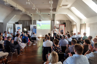 Aufnahme einer Veranstaltung des Formats "Forum Mittelstand" in Schwalmtal. Im Vordergrund sitzend Zuhörende, im Hintergrund ein Redner.