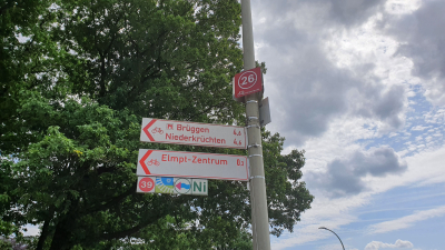 Schilder für Radwandernde sowie ein rotes Knotenpunktschild.