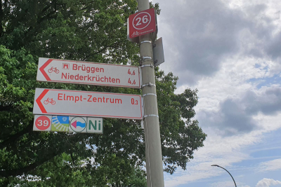 Schilder für Radwandernde sowie ein rotes Knotenpunktschild.