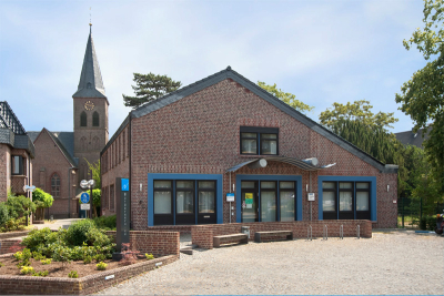 Der Bürgerservice der Gemeinde Niederkrüchten in Elmpt. Im Hintergrund die Kirche St. Laurentius