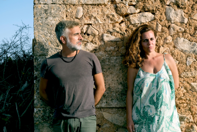 Gianluca Di Ienno und Simona Parrinello vor einer steinernen Wand.