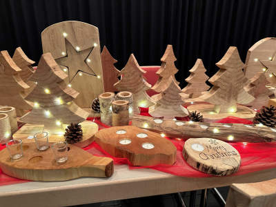 Weihnachtliche Dekoration aus Holz mit Lichterketten