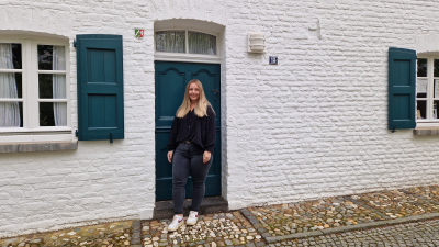 Elisabeth Mevißen (Ansprechpartnerin für Fördermittel zur Denkmalsanierung bei der Gemeinde Niederkrüchten) vor dem Haus Hansen in Elmpt