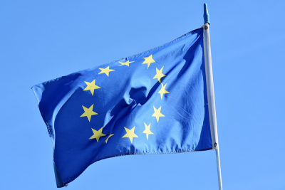Eine wehende EU-Fahne vor blauem Himmel