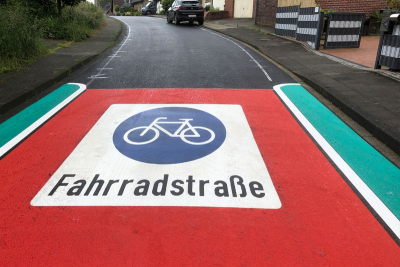 Blick auf den Oberkrüchtener Weg in Niederkrüchten. Im Vordergrund die bereits aufgebrachte Markierung der Fahrradstraße. Im Hintergrund erste Markierungen der noch aufzutragenden Linien.