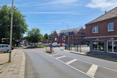 Blick von der Mittelstraße über den Kreisverkehr Hochstraße in Richtung Ortskern Niederkrüchten