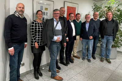 von links nach rechts: Marc Haverkamp, Svenja Sonnemans, Karl-Heinz Wassong, Dean Andrew, Notar Dr. Oliver Gehse, Sebastian Achten, Ulrich Seeboth, Jozef Notermans, Peter Pielen 