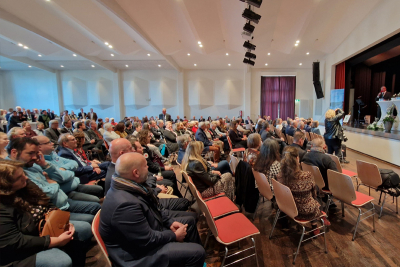 Blick in das Publikum beim Neujahrsempfang der Gemeinde Niederkrüchten in der Begegnungsstätte. Rechts auf der Bühne Bürgermeister Karl-Heinz Wassong.