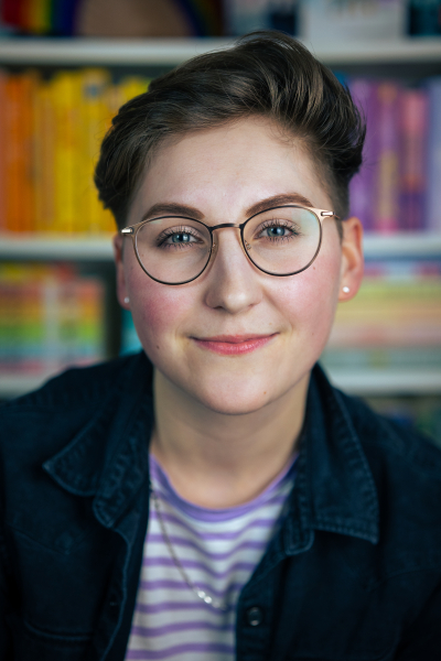 Portrait von Alicia Zett mit Buchregal im Hintergrund