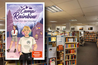 Blick in die Gemeindebibliothek Niederkrüchten. Es sind gefüllte Bücherregale zu sehen, davor das Cover des Buchs "Camp Rainbow" von Alicia Zett