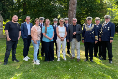Personen stehen in zwei Reihen, im Hintergrund Bäume. Hinten von links nach rechts: Kevin Keriet, Christoph Pach, Paul Küskens, Heinz-Josef Henryx, Josef Pinzen, Heinz-Willi Wolfs, Gerhard Lierhaus  vorne von links nach rechts Sandra Mahlstede, Cornelia Scheerers, Brigitte Böken, Karl-Heinz Wassong, Helmut Cremers